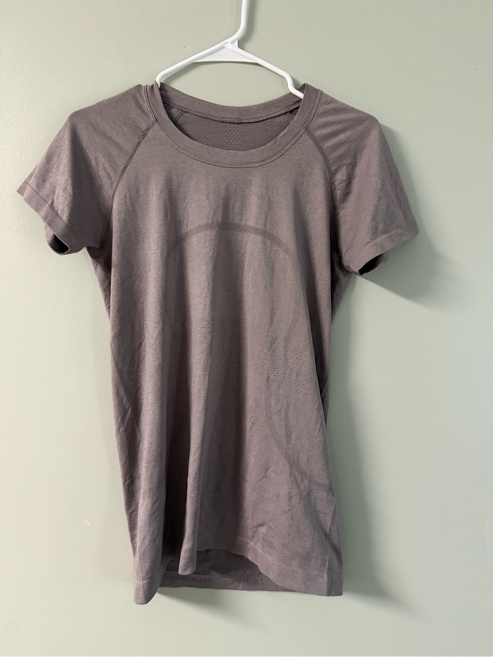 Lululemon Short Sleeve Large Active Tee in Mauve